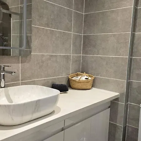 Hesperides Gardens, Spacious 2 Bedroom Apartman