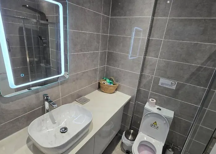 Hesperides Gardens, Spacious 2 Bedroom *